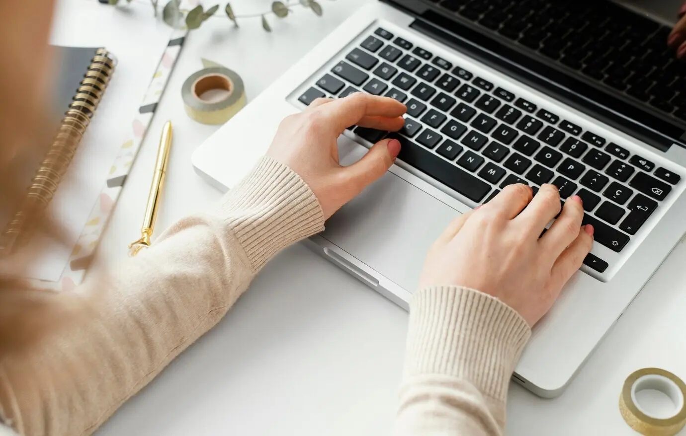 Junger Schriftsteller macht Notizen.