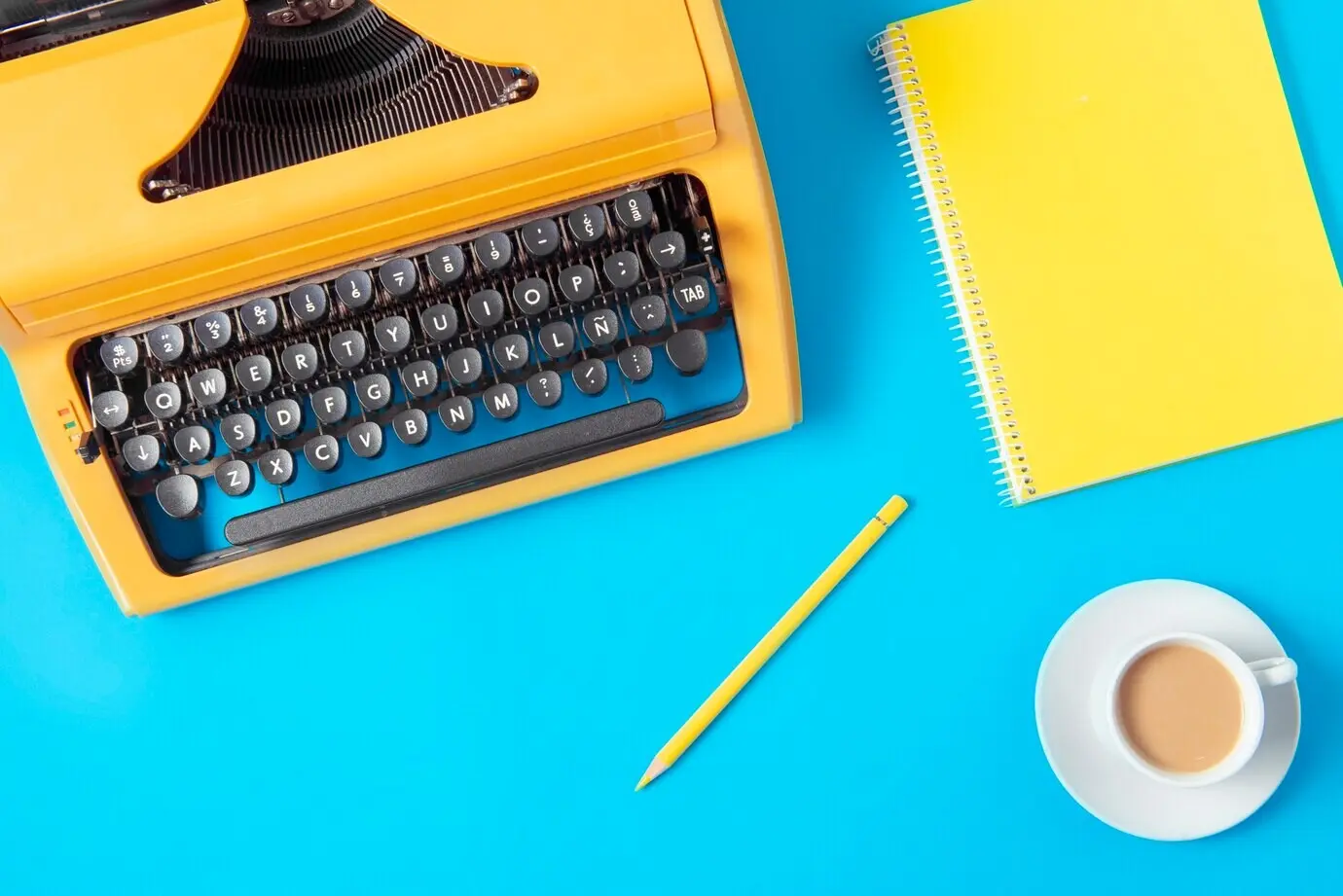 Leuchtend bunte Retro-Schreibmaschine mit Tastatur und Knöpfen